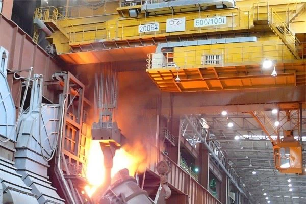 Tshuav nyob rau hauv Foundry Nyiaj Siv Ua Haujlwm Crane